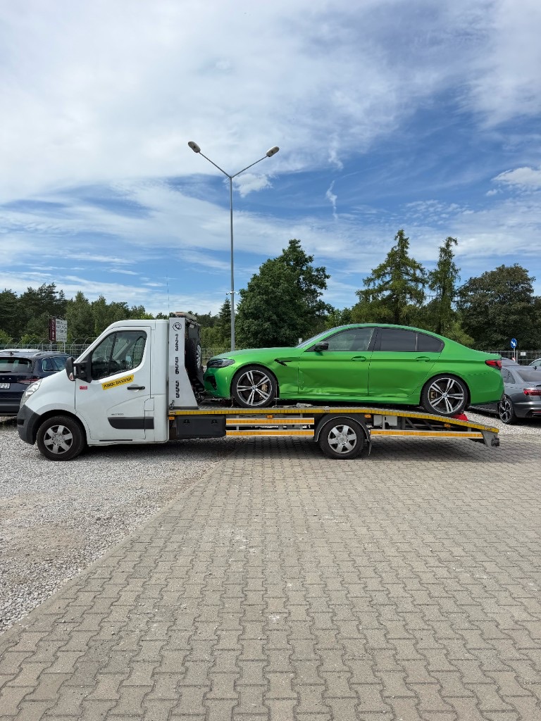 Евакуація BMW M5 евакуатором — перевезення авто після ДТП Варшава INNSER