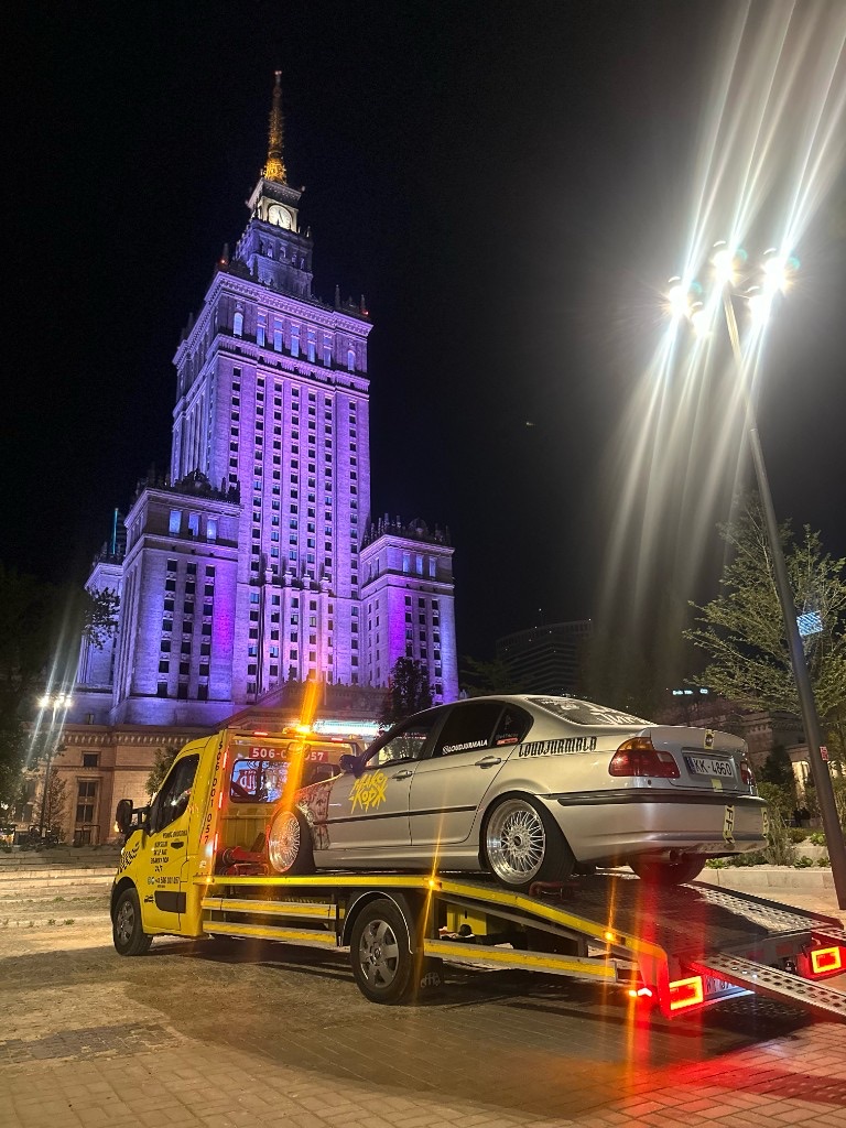 Евакуація BMW біля Палацу культури — евакуатор INNSER Варшава вночі