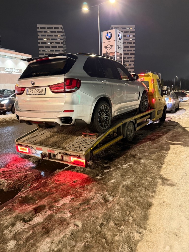 Зимова евакуація BMW X5 евакуатором — допомога на дорозі Варшава INNSER