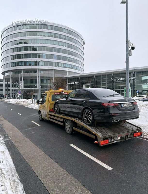 Holowanie Mercedesa E-Class lawetą przy salonie Mercedes-Benz Warszawa
