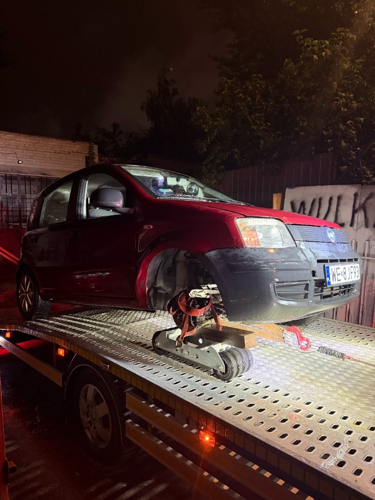 Евакуація Fiat Panda евакуатором вночі — допомога на дорозі Варшава INNSER