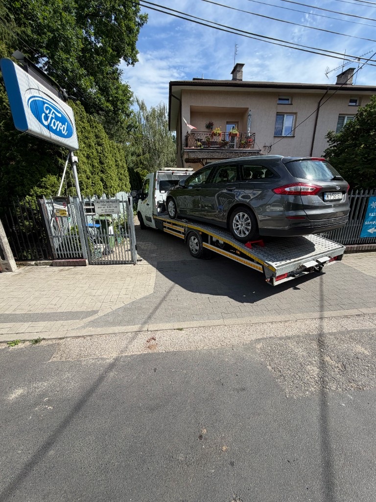 Евакуація Ford Mondeo евакуатором — допомога на дорозі Варшава INNSER