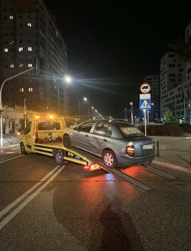 Holowanie nocą Warszawa — załadunek Skody na lawetę INNSER 24/7