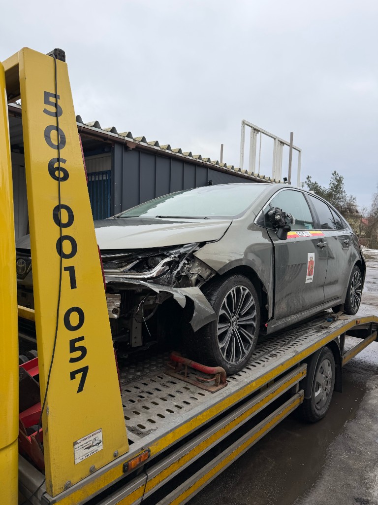 Holowanie powypadkowego auta Toyota na lawecie — pomoc drogowa Warszawa 506 001 057