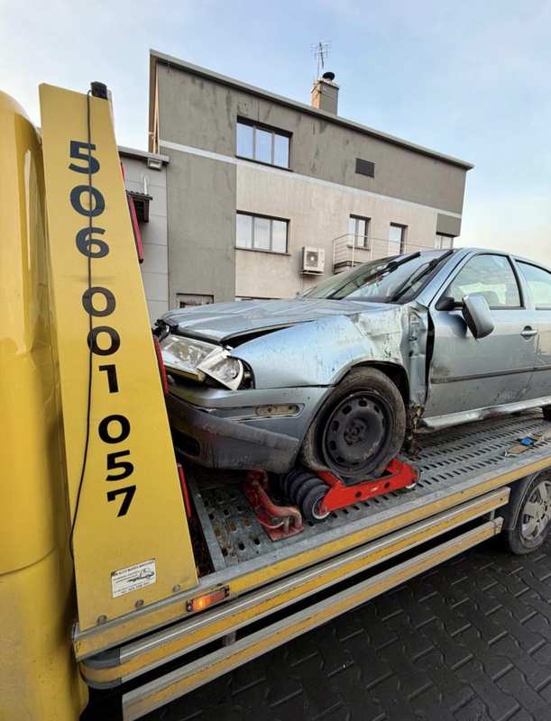 Holowanie powypadkowego auta po kolizji — laweta Warszawa INNSER 506-001-057