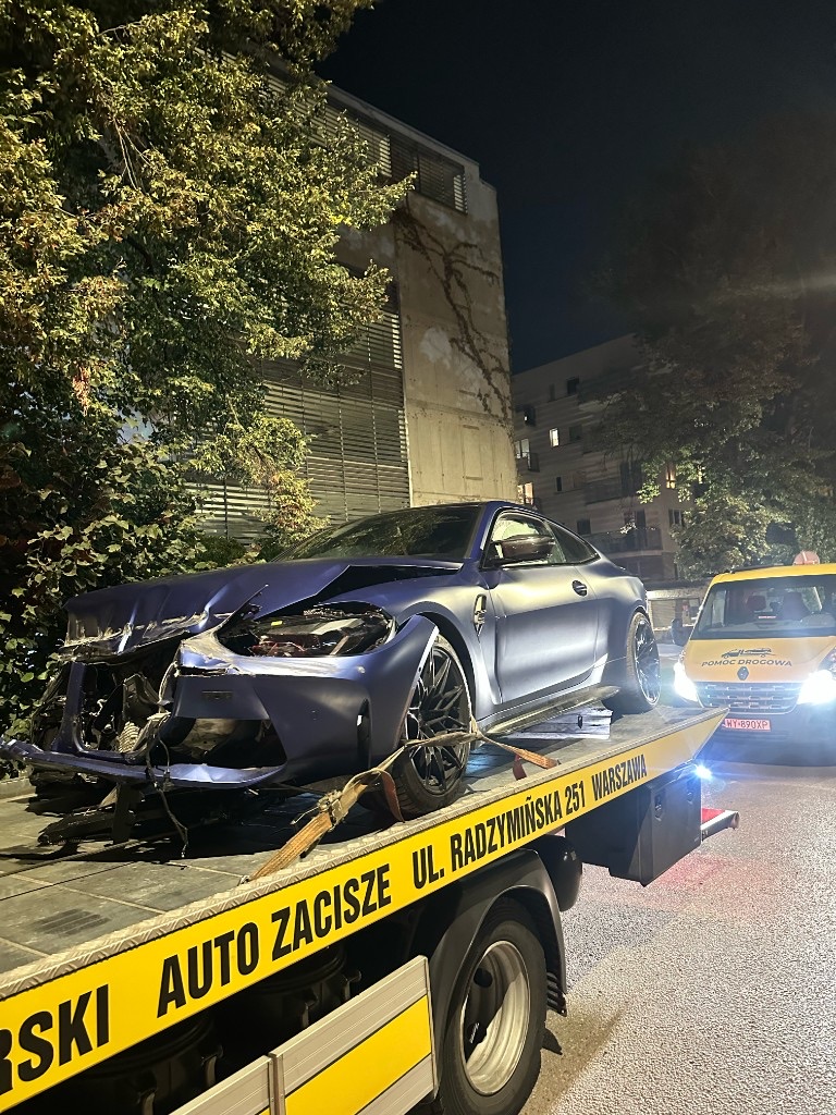 Евакуація пошкодженого BMW M4 евакуатором — допомога на дорозі Варшава INNSER