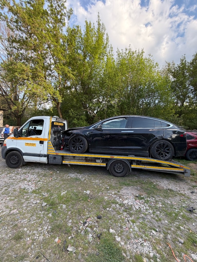 Евакуація пошкодженої Tesla Model X — допомога на дорозі Варшава INNSER