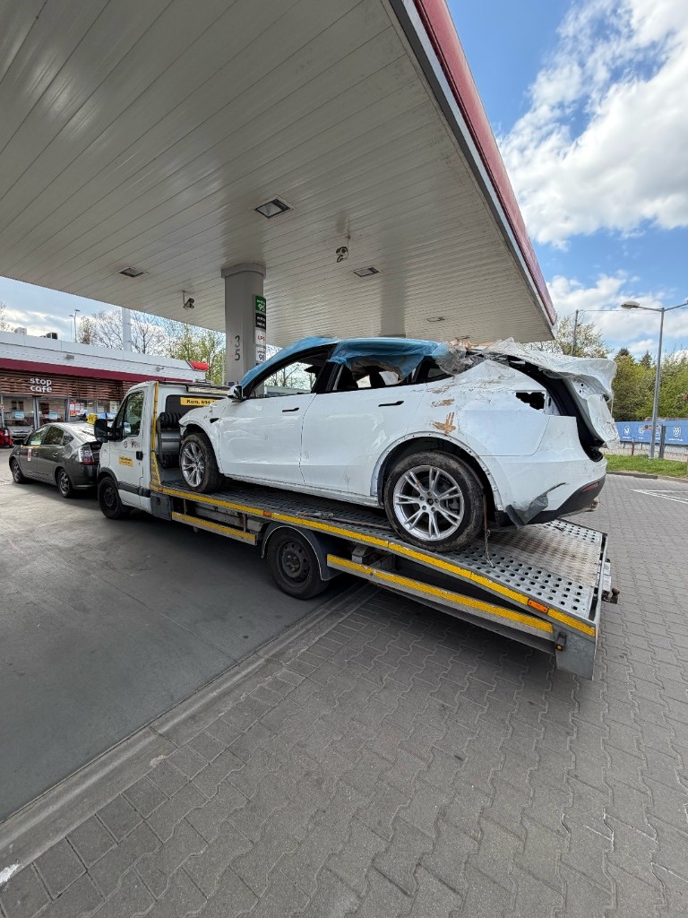 Евакуація пошкодженої Tesla Model Y — допомога на дорозі Варшава INNSER