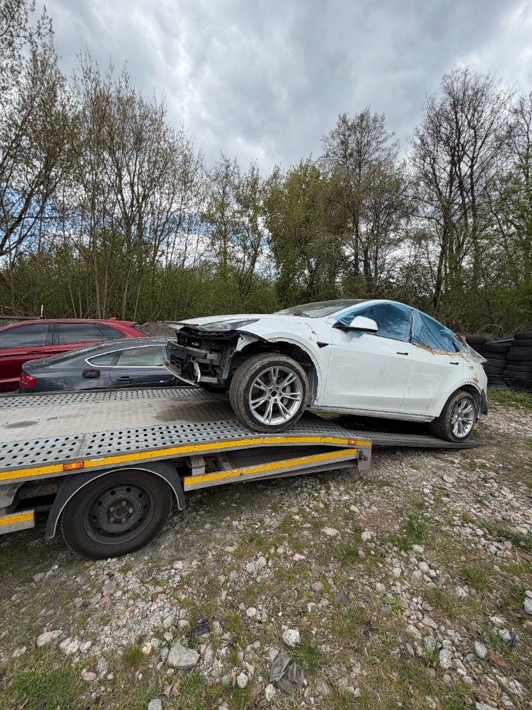 Евакуація пошкодженої Tesla евакуатором — допомога на дорозі Варшава INNSER