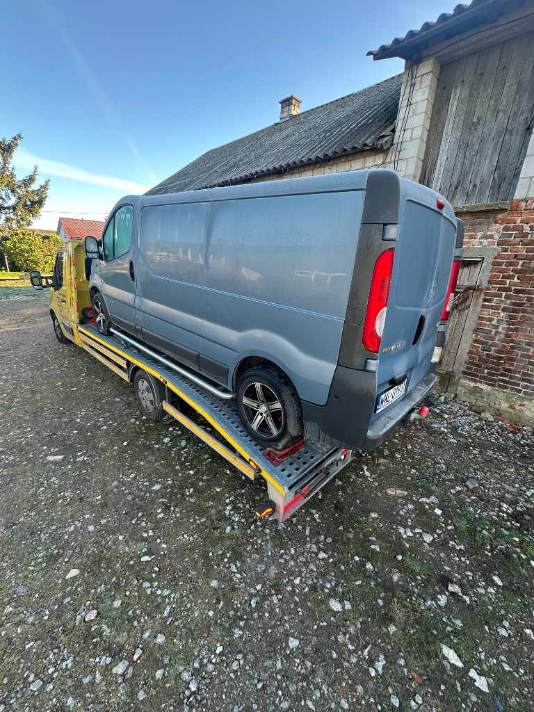 Евакуація Renault Trafic евакуатором — допомога на дорозі Варшава INNSER