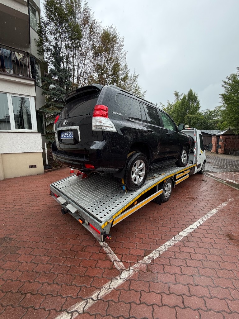 Евакуація Toyota Land Cruiser евакуатором — допомога на дорозі Варшава INNSER