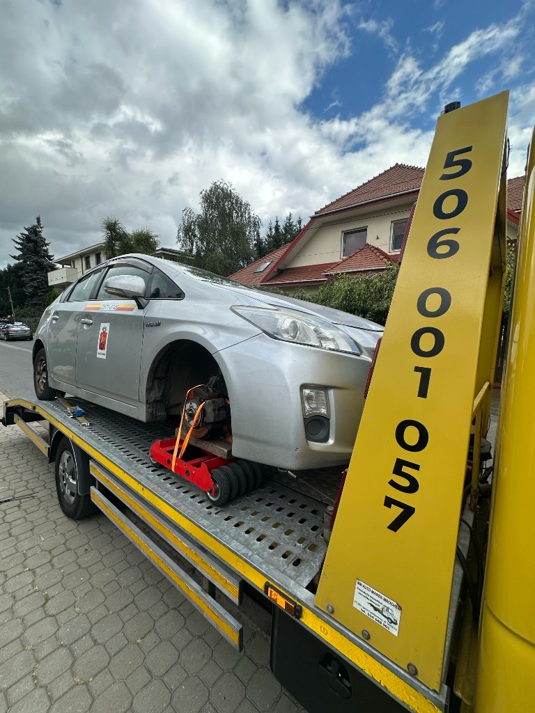 Евакуація Toyota Prius евакуатором — допомога на дорозі INNSER Варшава