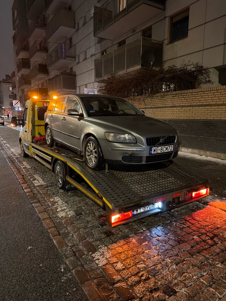 Евакуація Volvo евакуатором вночі — допомога на дорозі Варшава INNSER