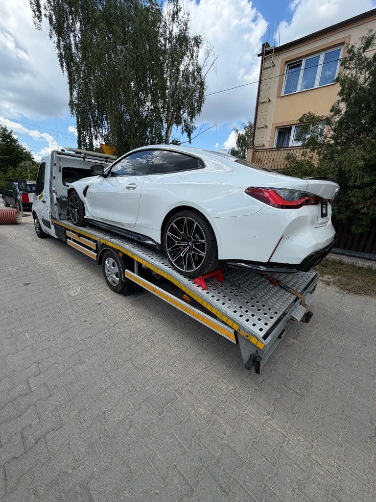 BMW M4 на евакуаторі — евакуація після ДТП Варшава INNSER