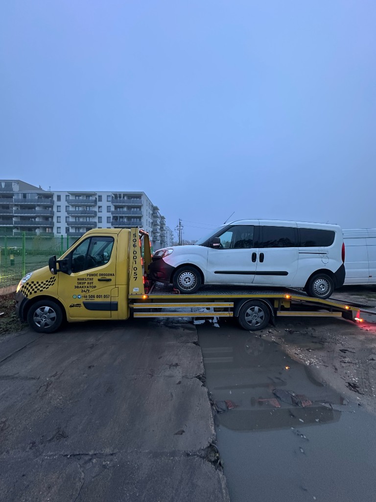 Żółta laweta pomoc drogowa Warszawa — transport białego furgonu, skup aut 24/7, 506 001 057