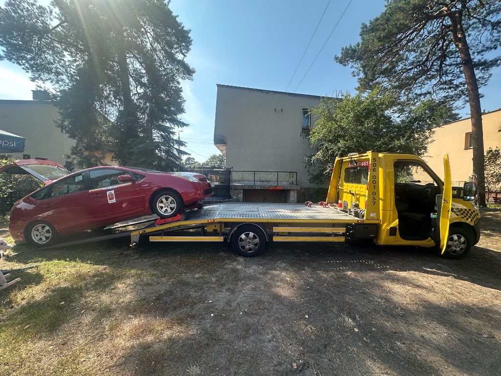 евакуатор INNSER з Toyota Prius — евакуатор 24/7 Варшава