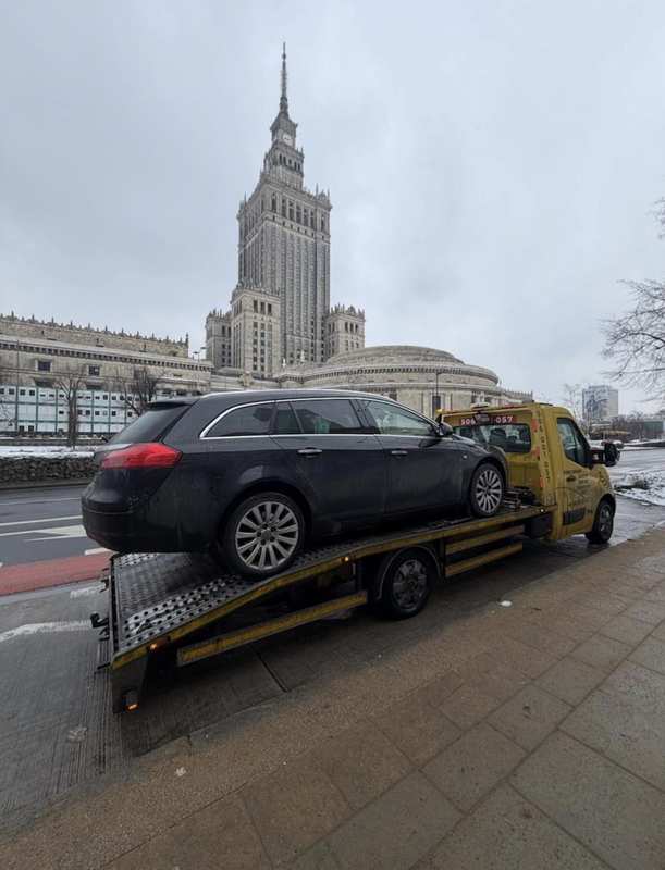 Laweta Warszawa Centrum — holowanie kombi przy Pałacu Kultury, pomoc drogowa INNSER 506-001-057