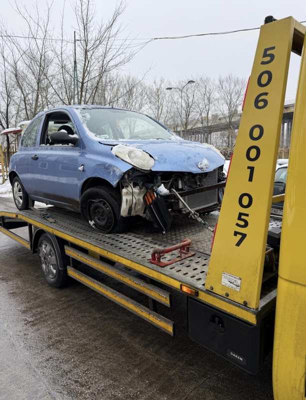Laweta Warszawa — transport uszkodzonego Nissana Micra po kolizji zimą