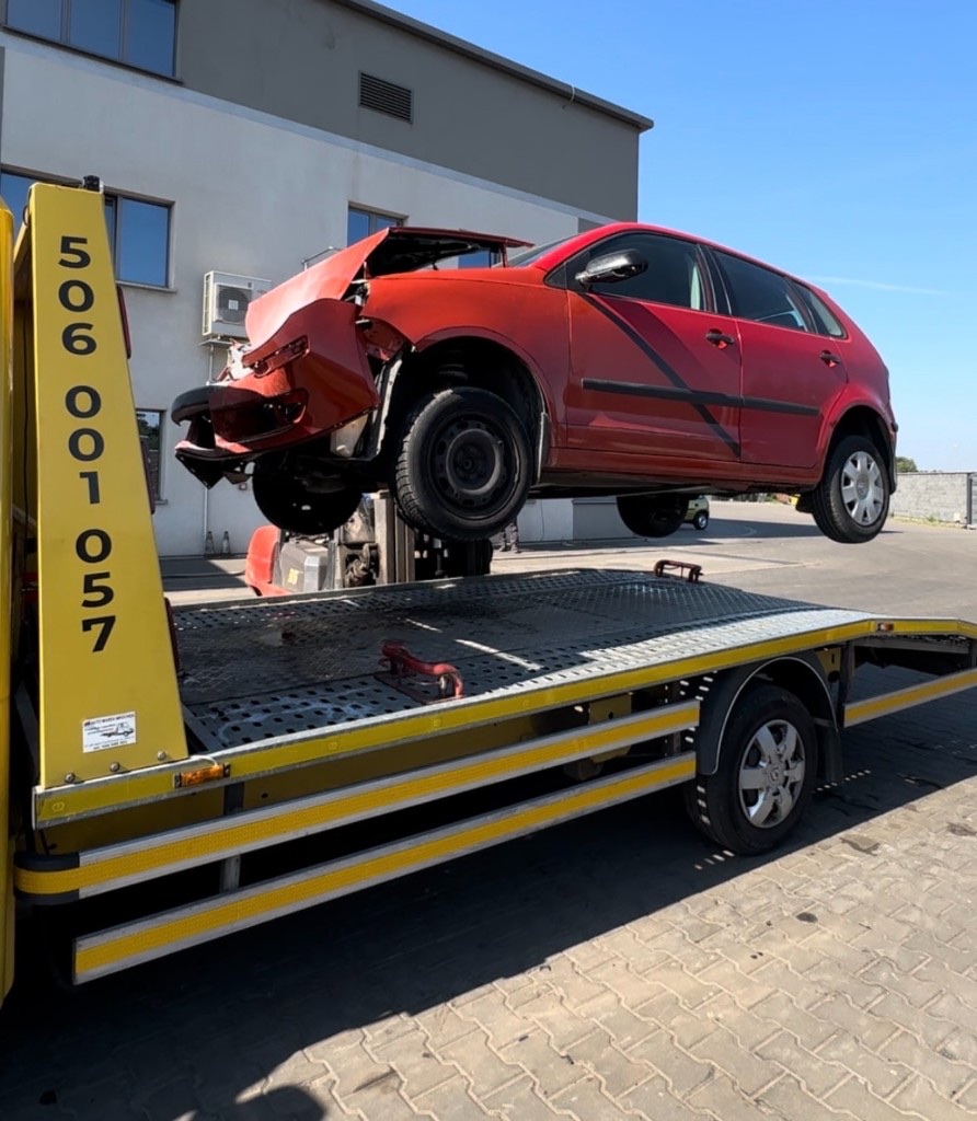 Skup auta na części — czerwony hatchback na lawecie, Warszawa