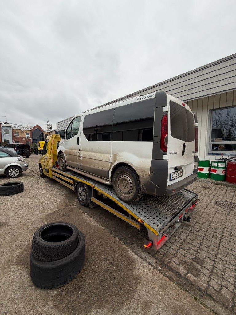 Перевезення фургона Renault Trafic евакуатором — евакуатор Варшава INNSER