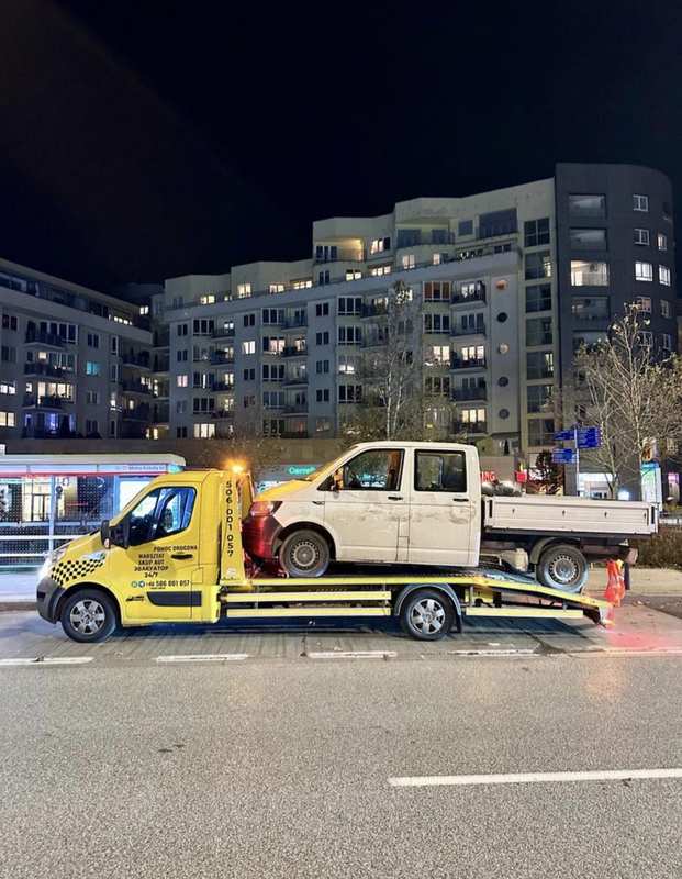 Transport furgonu Volkswagen nocą lawetą — ewakuator Warszawa 24/7
