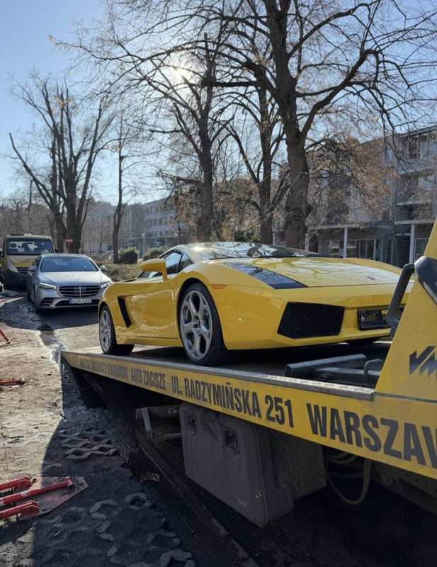 Holowanie Lamborghini Gallardo lawetą Warszawa Radzymińska