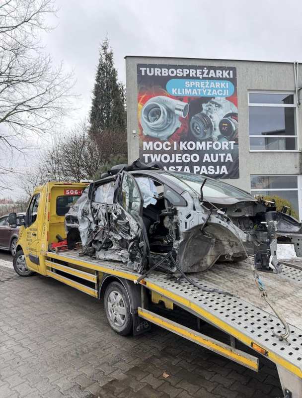 Transport wraku auta po wypadku lawetą — skup aut Warszawa INNSER
