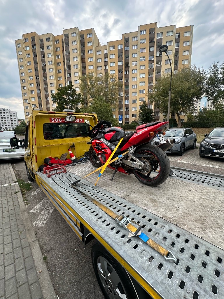 Перевезення мотоцикла Honda CBR евакуатором — допомога на дорозі Варшава INNSER