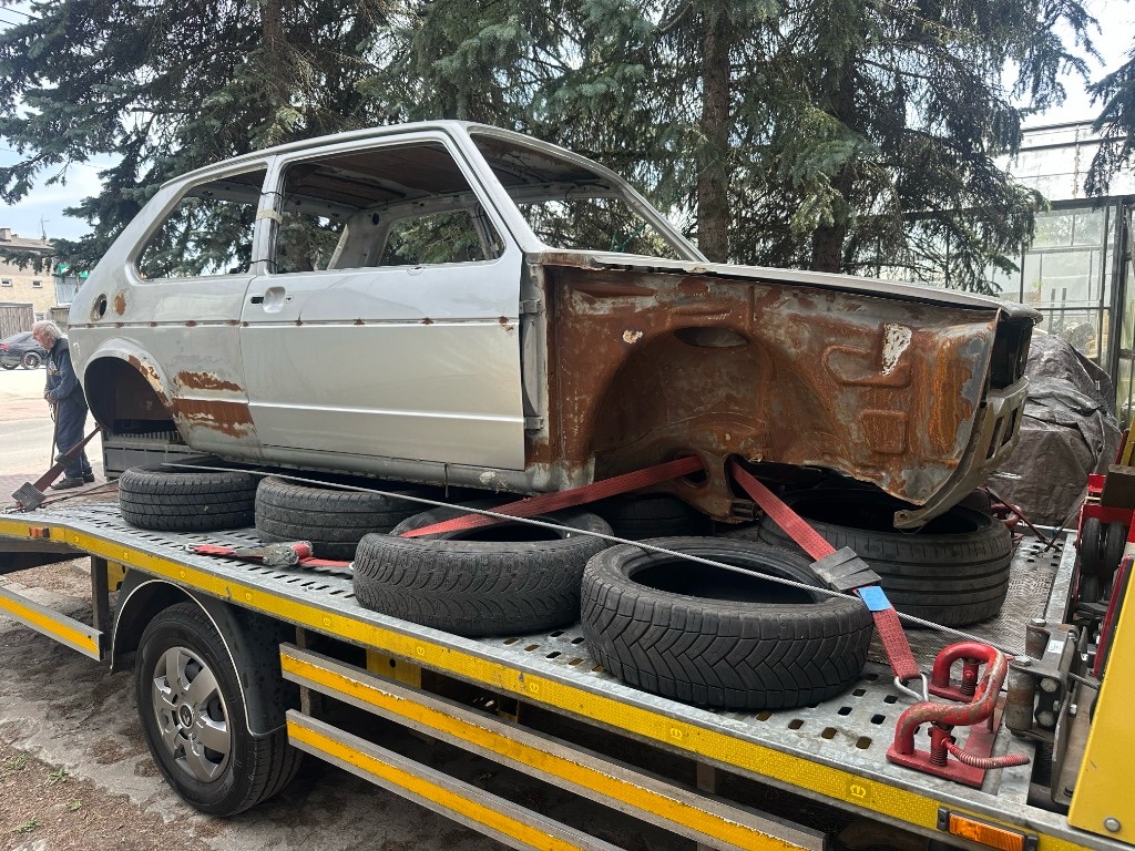 Перевезення кузова VW Golf евакуатором — евакуатор Варшава INNSER