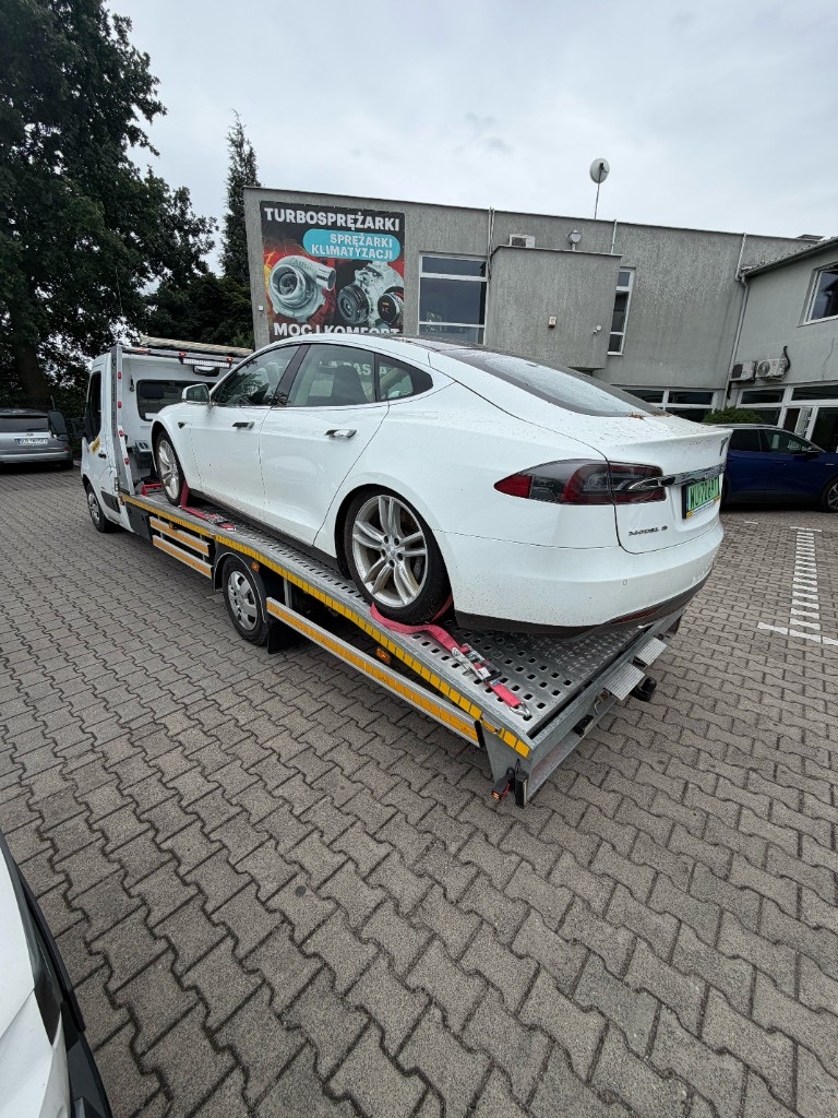 Перевезення Tesla Model S евакуатором — евакуатор Варшава INNSER