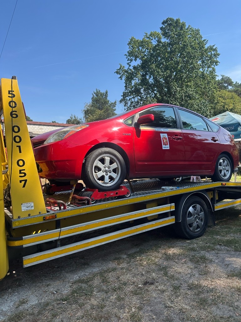 Перевезення Toyota Prius евакуатором — евакуатор INNSER Варшава