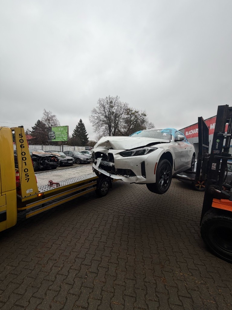 Завантаження пошкодженого BMW на евакуатор — допомога на дорозі Варшава INNSER
