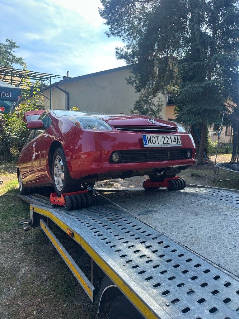 Завантаження Toyota Prius на евакуатор — допомога на дорозі Варшава INNSER